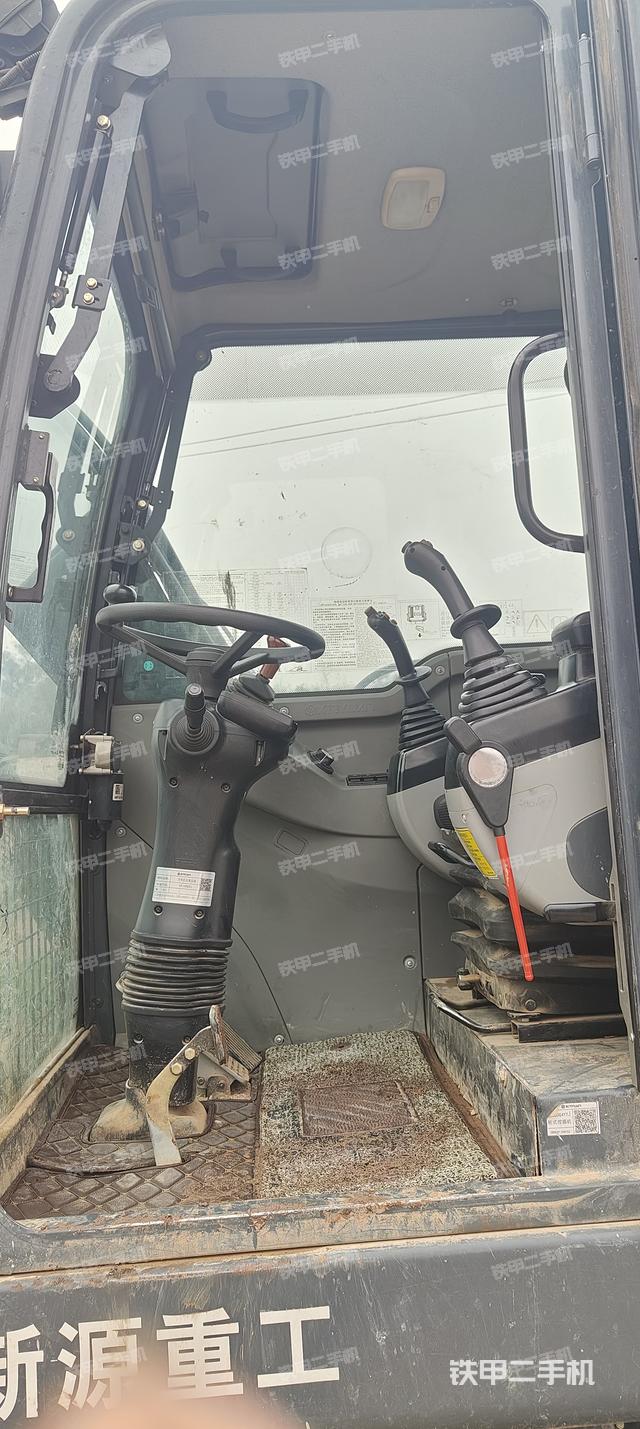 回转马达和主控阀（整机外观）