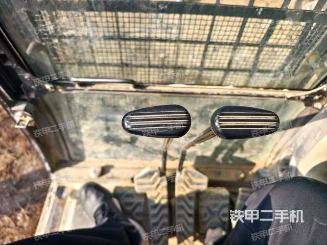 行走控制手柄和踏板?俯拍（駕駛室部分）