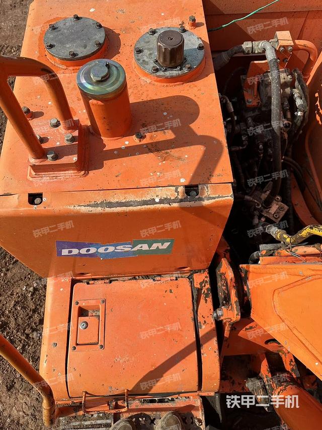 回轉馬達和主控閥（整機外觀）