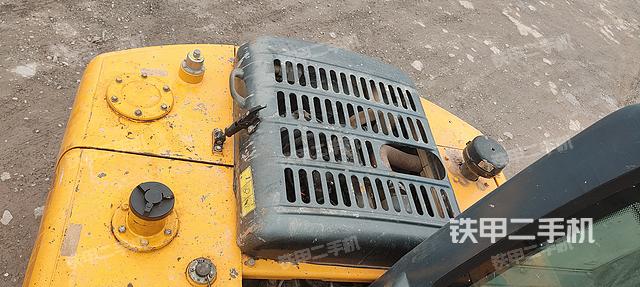 液压泵舱室正面整体（整机外观）