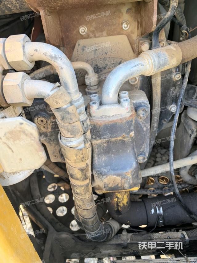 液壓泵艙室正面整體(整機外觀) 液壓泵艙室正面整體(整機外觀)