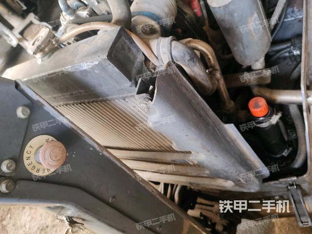 散熱器全景（壓路機(jī)發(fā)動(dòng)機(jī)艙）