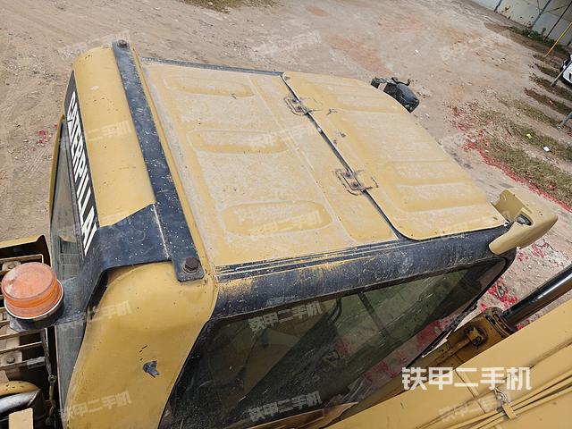 駕駛室頂部(整機(jī)外觀) 駕駛室頂部(整機(jī)外觀)