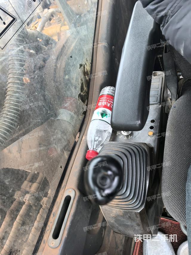 行走控制手柄和踏板?俯拍(駕駛室部分) 行走控制手柄和踏板?俯拍(駕駛室部分)