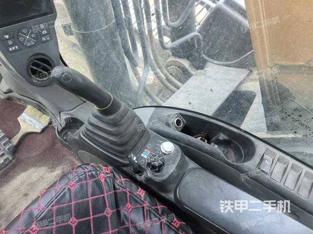 座椅左侧控制台/音响/含左手柄(驾驶室部分) 座椅左侧控制台/音响/含左手柄(驾驶室部分)