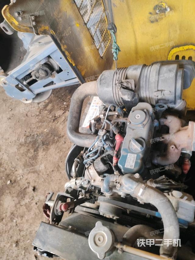 發(fā)動(dòng)機(jī)上部全景（壓路機(jī)發(fā)動(dòng)機(jī)艙）