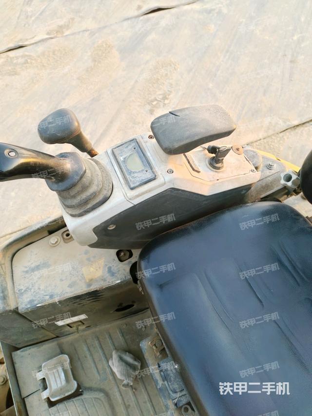 座椅右側(cè)控制臺(tái)/鑰匙門/油門/含右手柄（駕駛室部分）