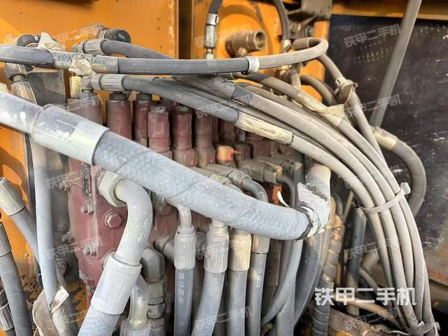 回轉(zhuǎn)馬達(dá)和主控閥(整機(jī)外觀) 回轉(zhuǎn)馬達(dá)和主控閥(整機(jī)外觀)
