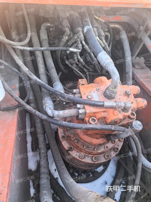 回轉(zhuǎn)馬達(dá)和主控閥（整機(jī)外觀）