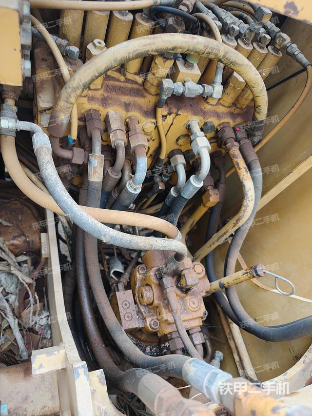 回轉馬達和主控閥(整機外觀) 回轉馬達和主控閥(整機外觀)