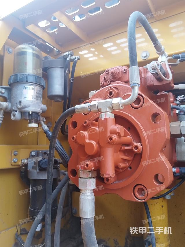 液压泵舱室正面整体（整机外观）