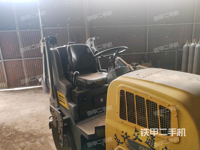 駕駛室側(cè)向上照全景（壓路機(jī)駕駛室）