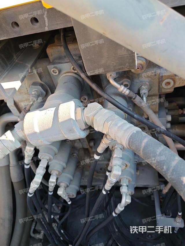 回轉(zhuǎn)馬達和主控閥（整機外觀）