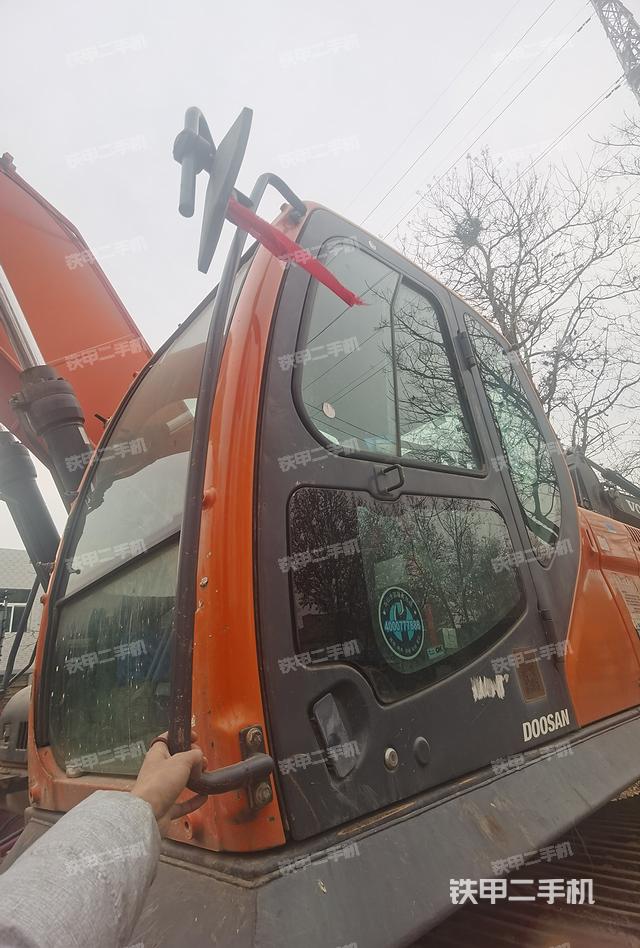 駕駛室整體(整機(jī)外觀) 駕駛室整體(整機(jī)外觀)