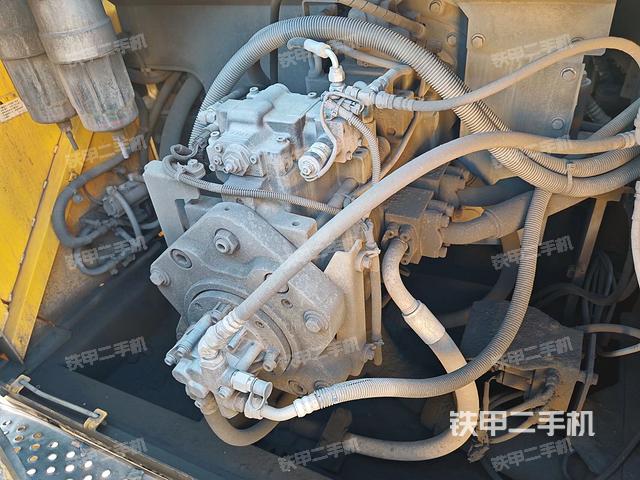 液壓泵艙室正面整體（整機外觀）