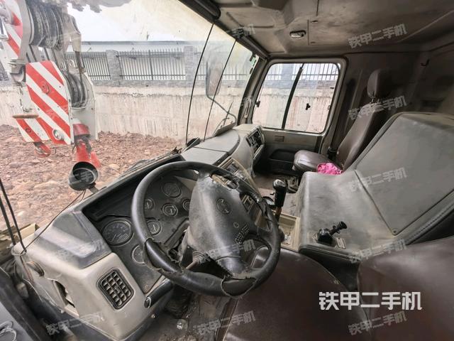 駕駛室內(nèi)部（起重機(jī)駕駛室正側(cè)及內(nèi)部，操作室及內(nèi)部）