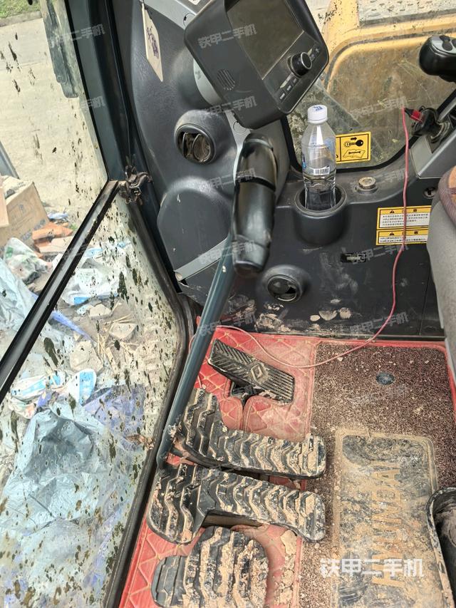 后窗玻璃角標（駕駛室部分）