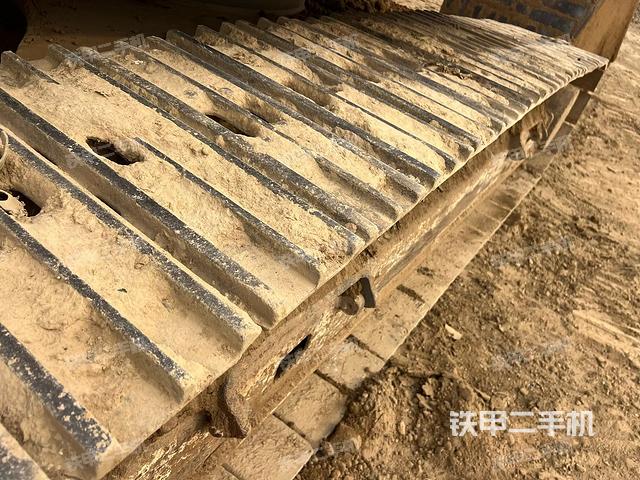 單側(cè)履帶整體(整機外觀) 單側(cè)履帶整體(整機外觀)
