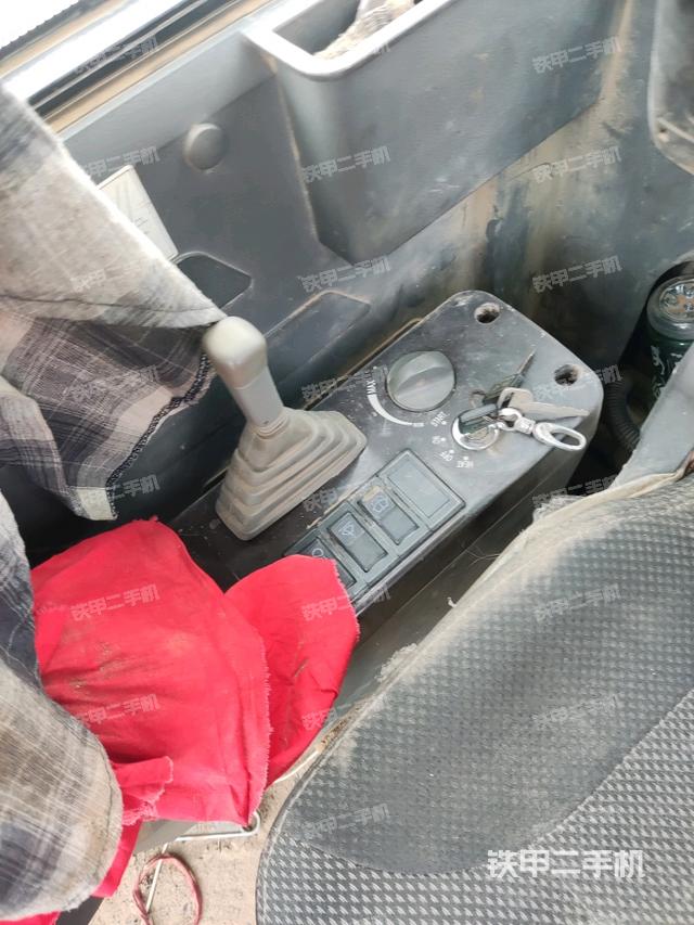 座椅右側控制臺/鑰匙門/油門/含右手柄(駕駛室部分) 座椅右側控制臺/鑰匙門/油門/含右手柄(駕駛室部分)