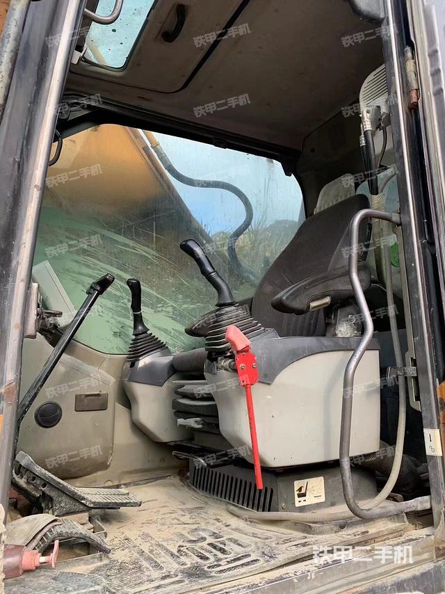 駕駛室整體（整機外觀）