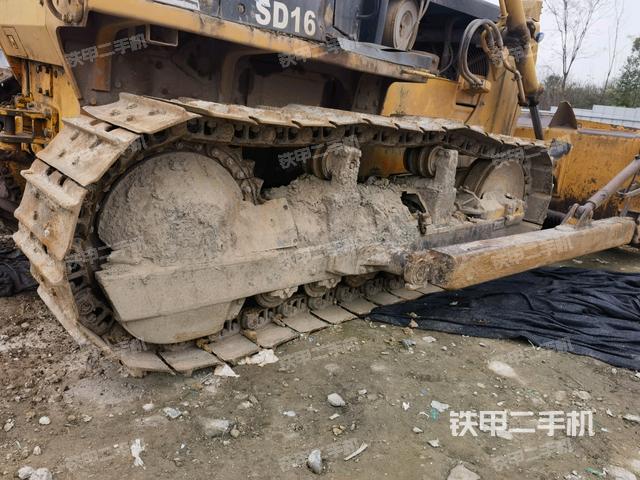 右側(cè)履帶全景（推土機(jī)底盤及工作裝置）