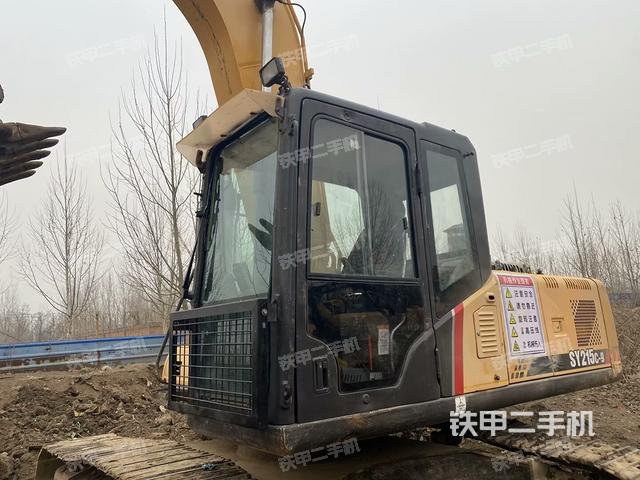 駕駛室整體(整機(jī)外觀) 駕駛室整體(整機(jī)外觀)