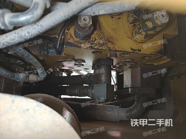 回轉(zhuǎn)馬達(dá)和主控閥(整機(jī)外觀) 回轉(zhuǎn)馬達(dá)和主控閥(整機(jī)外觀)