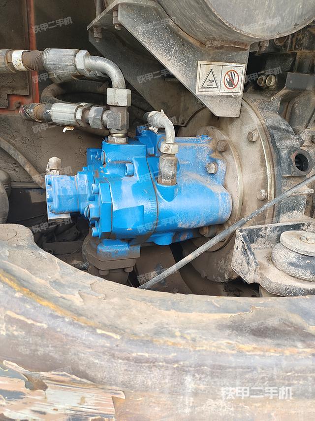 液压泵舱室正面整体（整机外观）