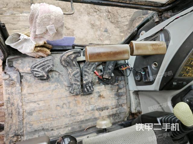 行走控制手柄和踏板?俯拍（駕駛室部分）