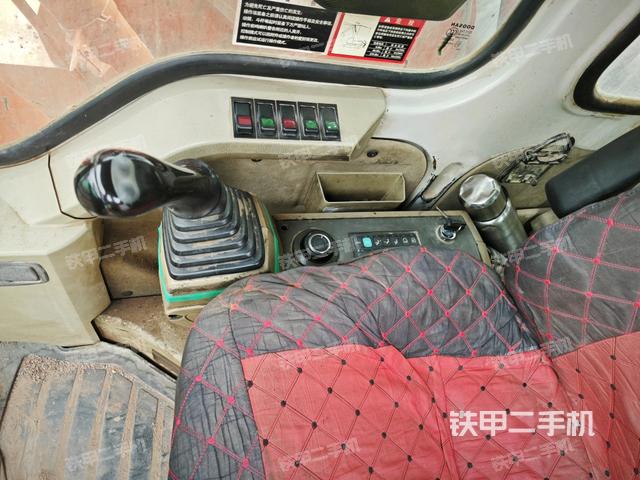 座椅右側(cè)控制臺/鑰匙門/油門/含右手柄（駕駛室部分）