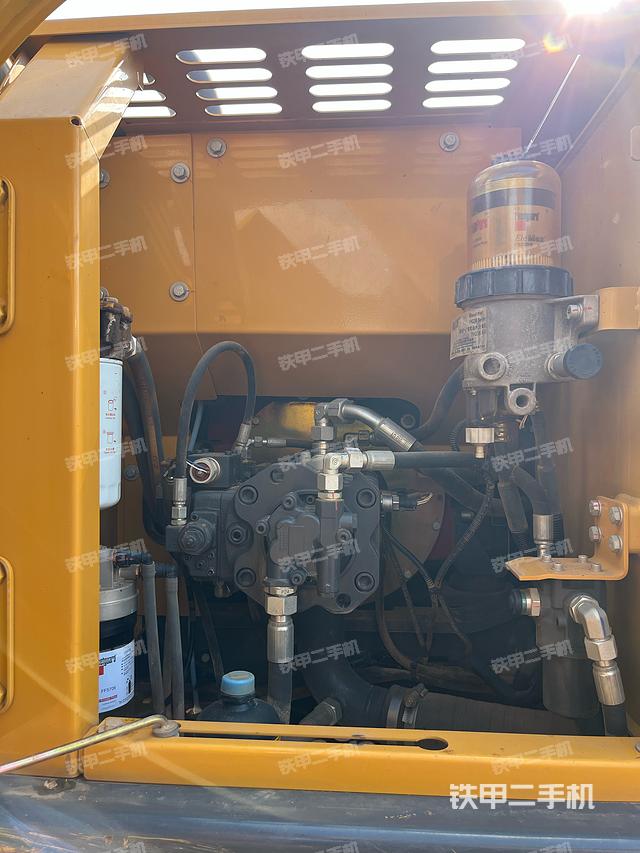 液压泵舱室正面整体（整机外观）