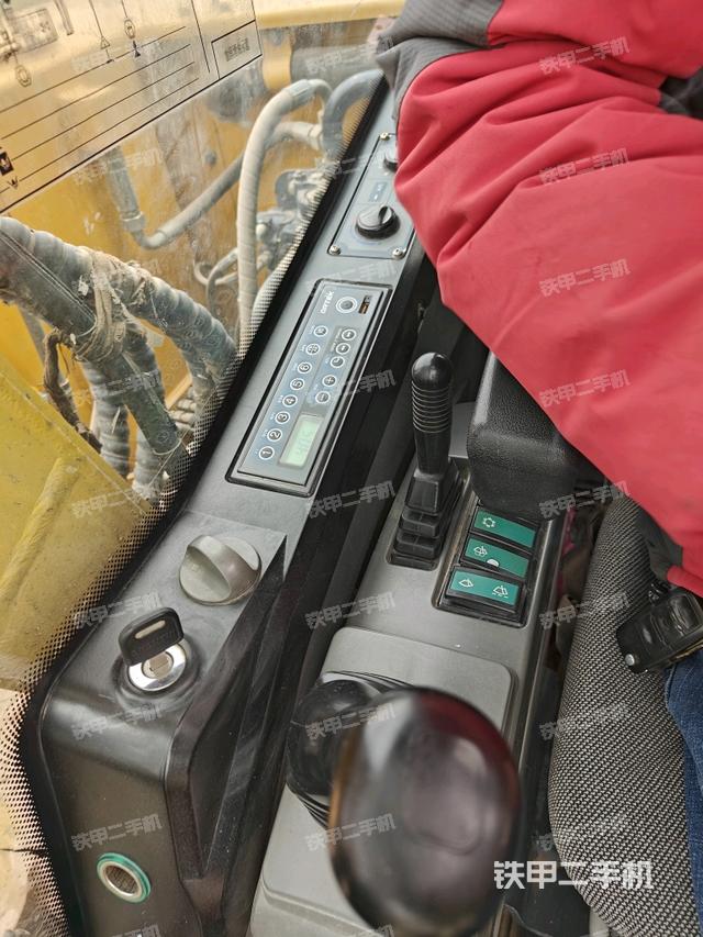 駕駛室整體(整機(jī)外觀) 駕駛室整體(整機(jī)外觀)