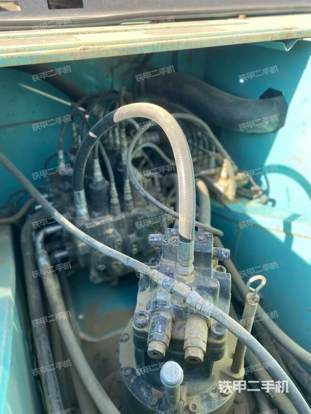 回轉(zhuǎn)馬達(dá)和主控閥(整機(jī)外觀) 回轉(zhuǎn)馬達(dá)和主控閥(整機(jī)外觀)