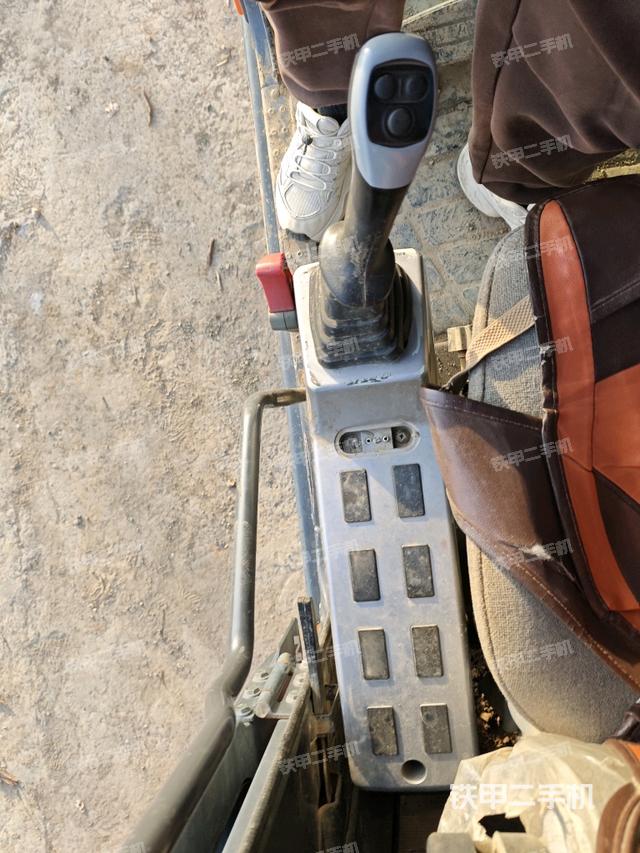 座椅右側(cè)控制臺(tái)/鑰匙門/油門/含右手柄（駕駛室部分）