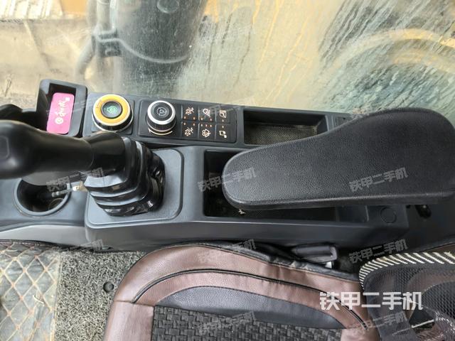 座椅右側(cè)控制臺(tái)/鑰匙門(mén)/油門(mén)/含右手柄（駕駛室部分）