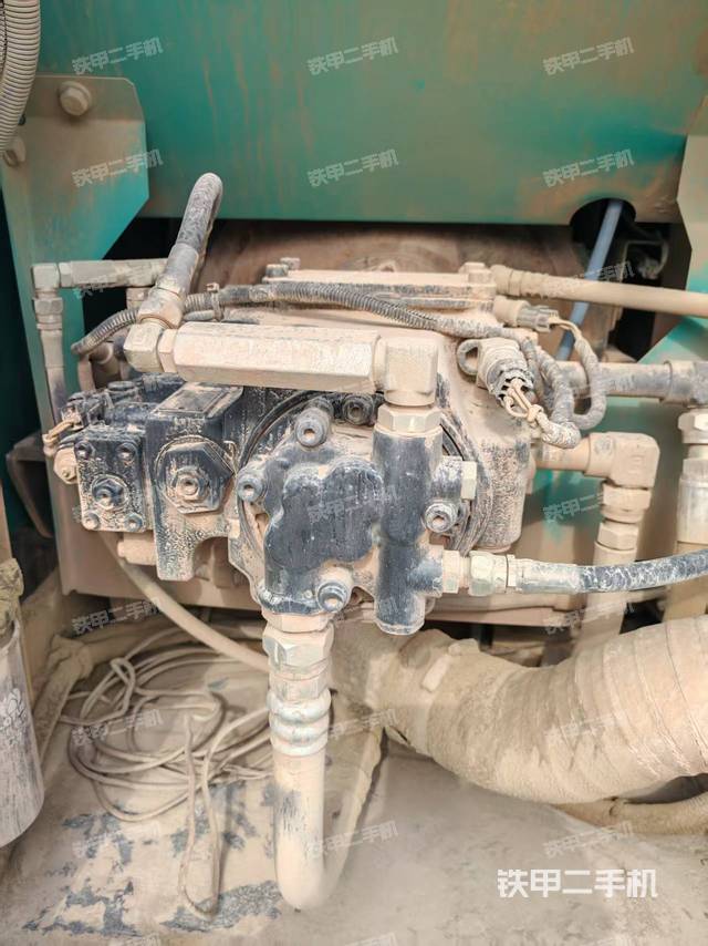 液压泵舱室正面整体（整机外观）