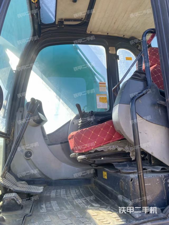 駕駛室整體(整機(jī)外觀) 駕駛室整體(整機(jī)外觀)