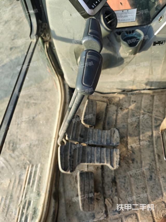 行走控制手柄和踏板?俯拍（駕駛室部分）