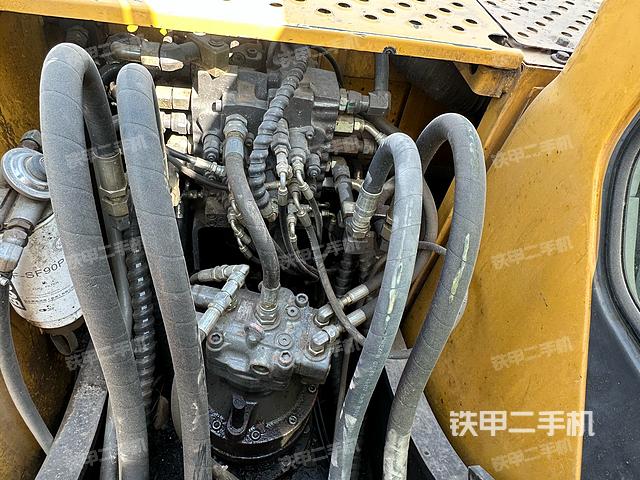 回轉(zhuǎn)馬達(dá)和主控閥（整機(jī)外觀）