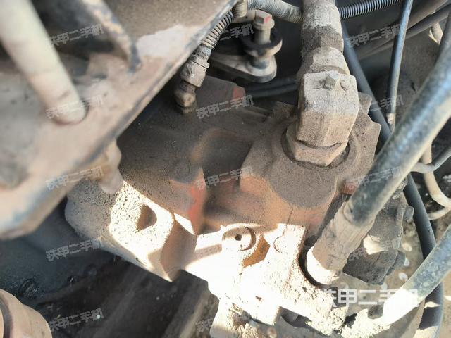 液压泵舱室正面整体（整机外观）