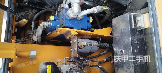 回转马达和主控阀（整机外观）