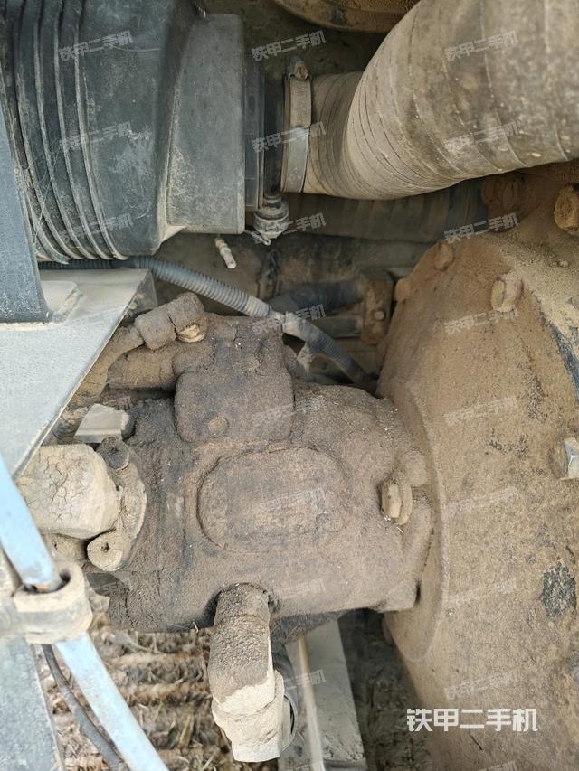 液壓泵艙室正面整體（整機外觀）