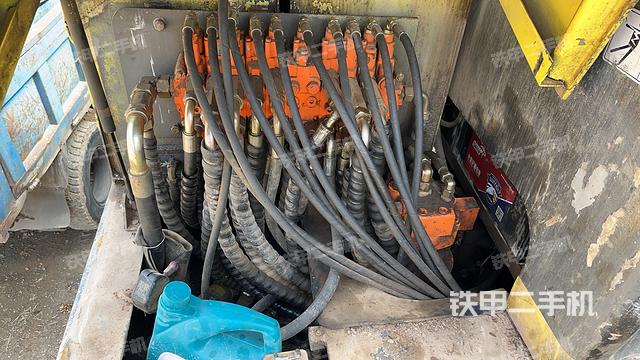 回轉(zhuǎn)馬達(dá)和主控閥（整機(jī)外觀）