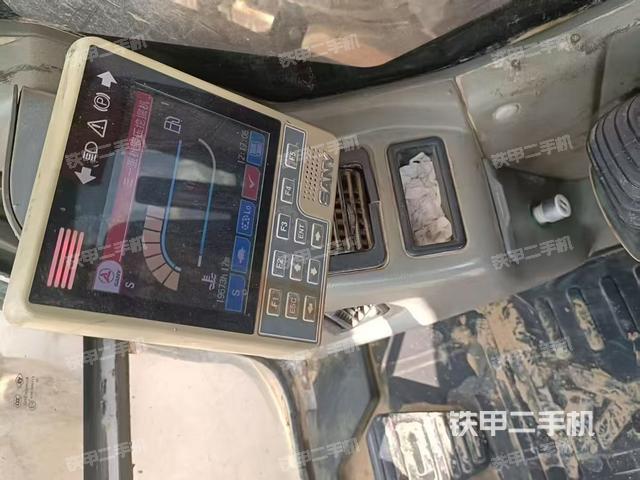 駕駛室整體(整機(jī)外觀(guān)) 駕駛室整體(整機(jī)外觀(guān))