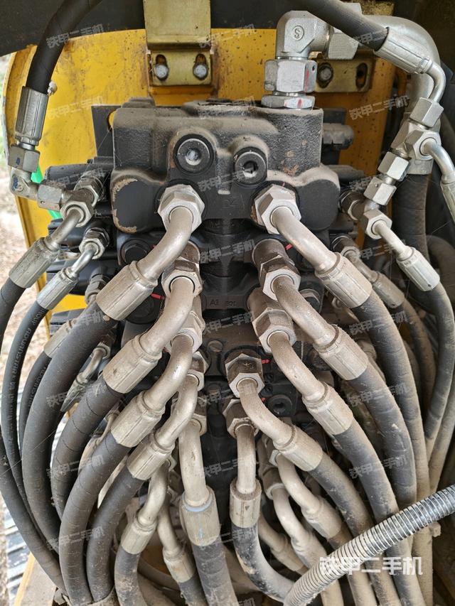 回轉(zhuǎn)馬達(dá)和主控閥（整機(jī)外觀）