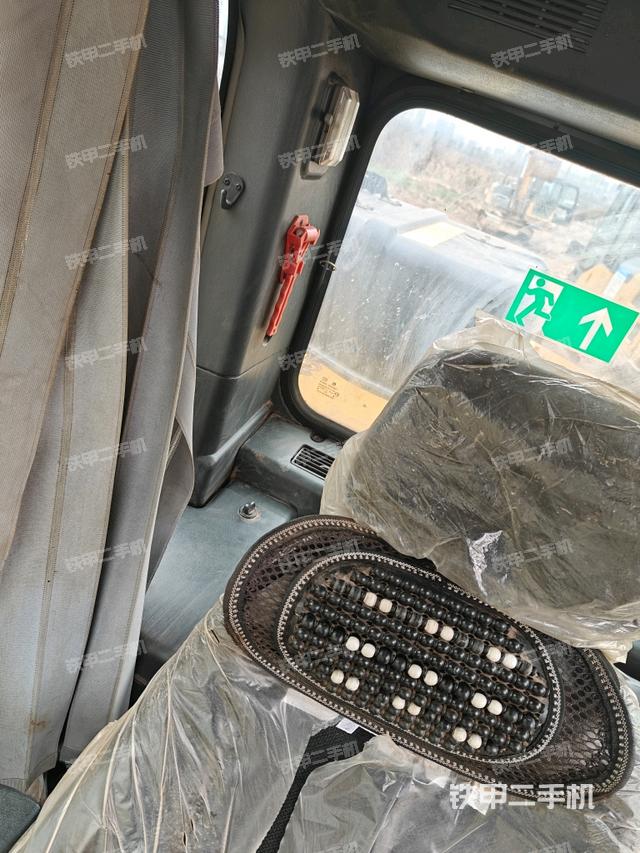 行走控制手柄和踏板?俯拍（駕駛室部分）