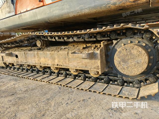 左側(cè)履帶整體?（行走機(jī)構(gòu)）