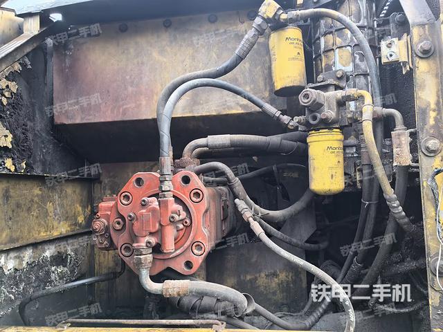 液压泵舱室正面整体（整机外观）