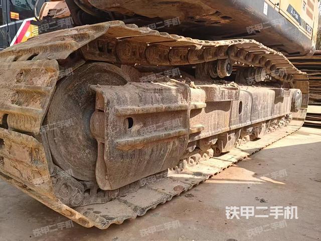 單側(cè)履帶整體(整機(jī)外觀(guān)) 單側(cè)履帶整體(整機(jī)外觀(guān))