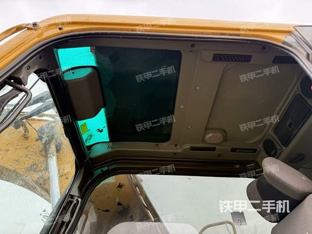 行走控制手柄和踏板?俯拍（駕駛室部分）